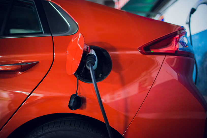 Zaletą pojazdów elektrycznych będą niższe koszty eksploatacyjne (zdj. ilustracyjne) /123RF/PICSEL