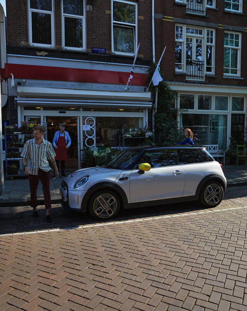 Zalety auta elektrycznego, takiego jak MINI Cooper SE, najbardziej odczujemy w mieście /materiały promocyjne