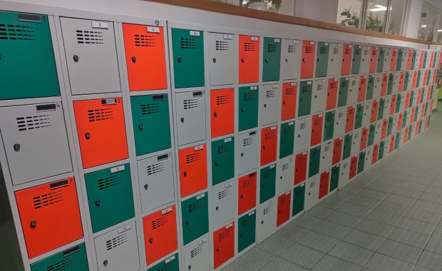 Zalety wyposażenia biura w szafki metalowe