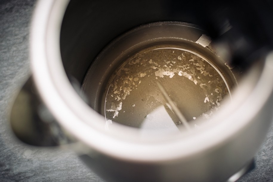 Zalewa po ogórkach kiszonych zamiast octu? Ten trik sprawi, że kamień z czajnika zniknie w mgnieniu oka! /Shutterstock