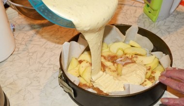 Zalewam jabłka masą budyniową. Szarlotka szyba do zrobienia, pyszna i idealna na jesienne chłody