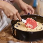 Zalewam śliwki masą budyniową. Ciasto znika z blachy, nim zdąży ostygnąć