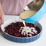 Zalewam wiśnie puszystą masą. Wychodzi delikatne jak puch, szybkie ciasto do kawy