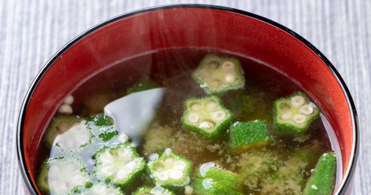 Zalewasz i czekasz kilka godzin. A później masz gotowy napój na obniżenie cukru i poprawę zdrowia jelit. /Aflo Images /Canva Pro