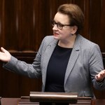 Zalewska zapowiada propozycje w reformie oświaty. W Warszawie protestują
