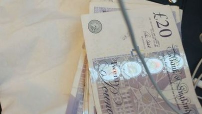 Żaliła się mamie, że jest "spłukana". Ktoś podarował jej 100 funtów