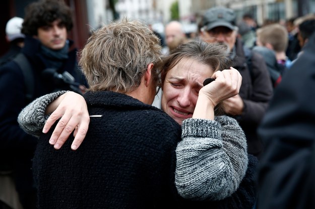 Żałoba w Paryżu po krwawych zamachach /YOAN VALAT  /PAP/EPA