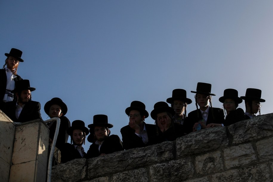 Żałobnicy biorący udział w pogrzebie tragicznie zmarłego na Lag Ba'Omer w Mount Meron /ATEF SAFADI  /PAP/EPA