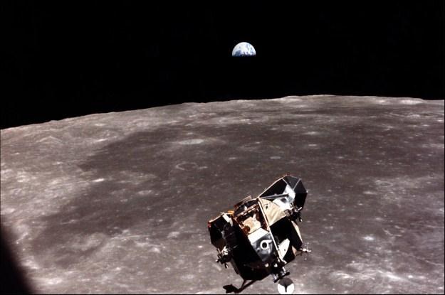Załoga Apollo 13 nie wylądowała na Księżycu, ale przynajmniej wróciła bezpiecznie na Ziemię /AFP