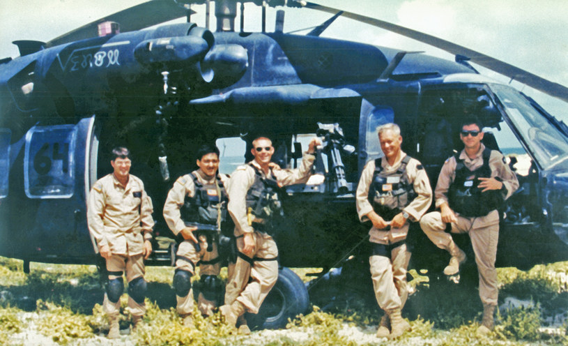 Załoga Black Hawka przed misją w Mogadiszu /US Army /INTERIA.PL/materiały prasowe
