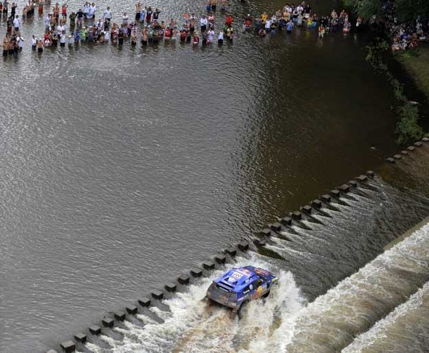 Załoga Carlos Sainz  -  Lucas Cruz  pokonuje rzekę  Santa Rosa /AFP
