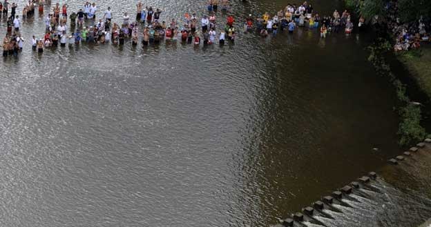 Załoga Carlos Sainz  -  Lucas Cruz  pokonuje rzekę  Santa Rosa /AFP