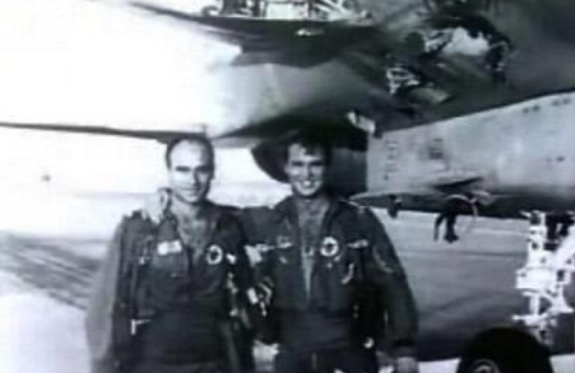 Załoga feralnego samolotu po wylądowaniu: pilot Zivi Nedivi (po lewej) i nawigator Yehoar Gal /IAF /INTERIA.PL/materiały prasowe
