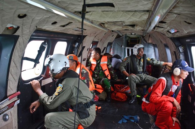 Załoga helikoptera indonezyjskich sił powietrznych podczas operacji poszukiwania ciał ofiar katastrofy maszyny linii AirAsia /DEWI NURCAHYANI/POOL /PAP/EPA