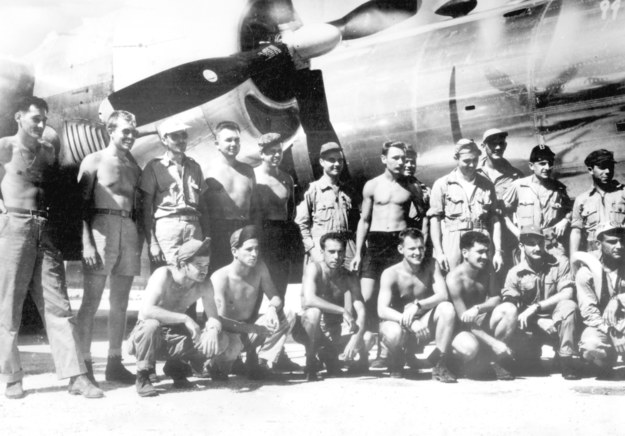 Załoga i obsługa naziemna samolotu "Enola Gay" po zrzuceniu bomby atomowej na Hiroszimę /Photoshot    /PAP