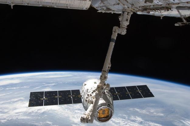 Załoga ISS szczęśliwie przechwyciła kapsułę Dragon /NASA