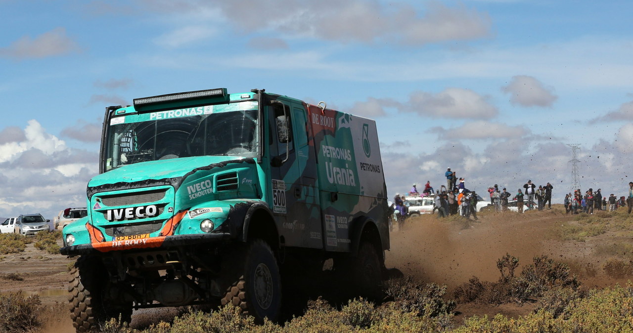 Załoga Iveco z polskim mechanikiem spadła na 3. miejsce /PAP/EPA