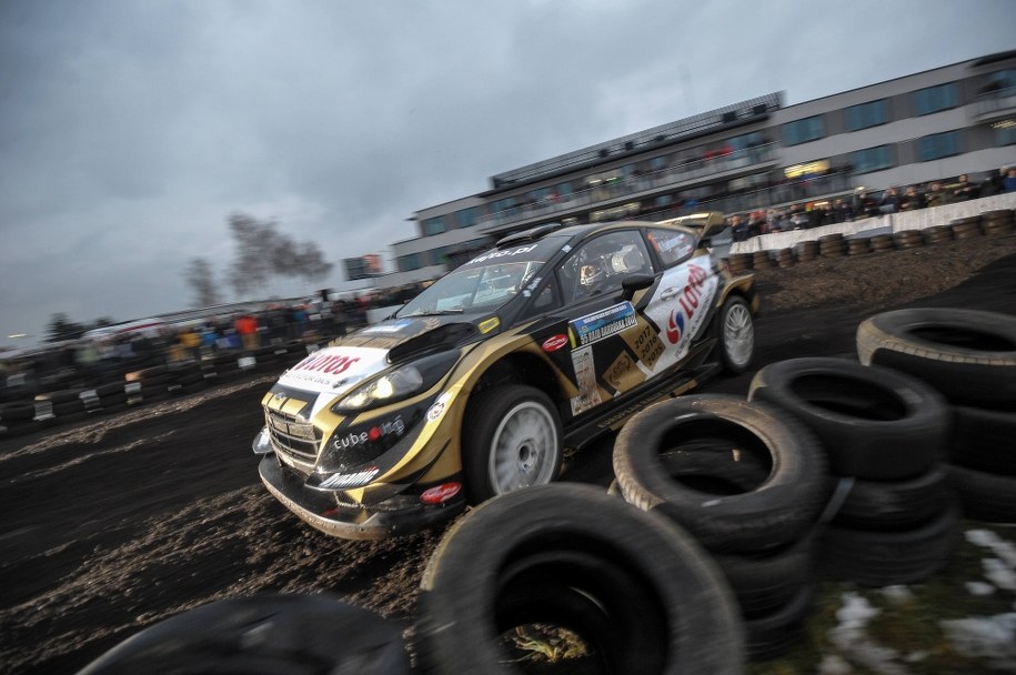 Załoga Kajetan Kajetanowcz - Jarosław Baran w Fordzie Fiesta WRC na trasie odcinka specjalnego Autodrom Bemowo podczas 55. Rajdu Barbórki (grudzień 2017) / 	Marcin Obara  /PAP