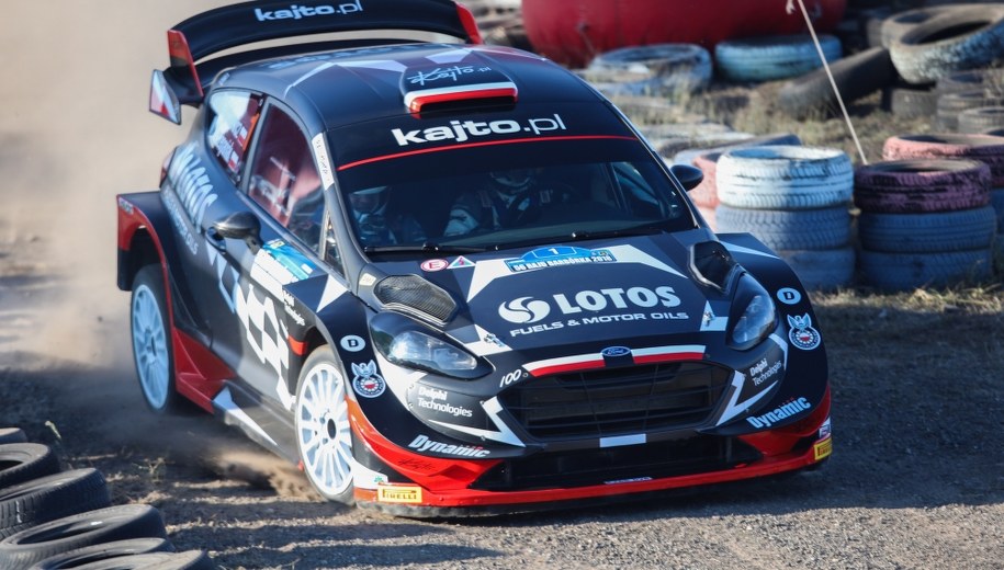 Załoga Kajetan Kajetanowicz i Maciej Szczepaniak jadąca samochodem Ford Fiesta WRC /Leszek Szymański /PAP