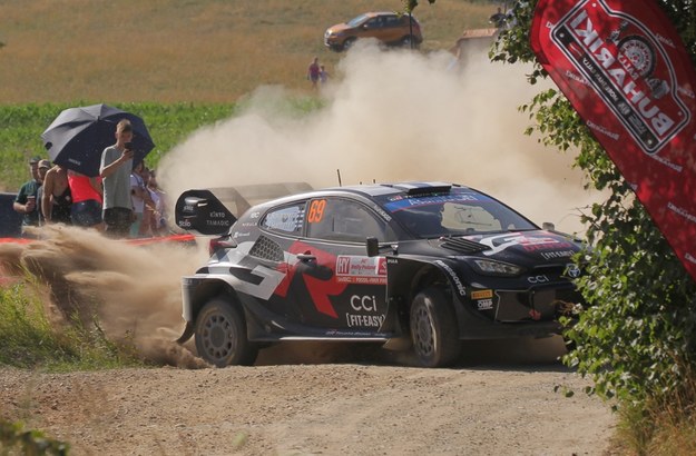 Załoga Kalle Rovanpera i Jonne Halttunen z Finlandii jadąca samochodem Toyota GR Yaris Rally /Tomasz Waszczuk /PAP