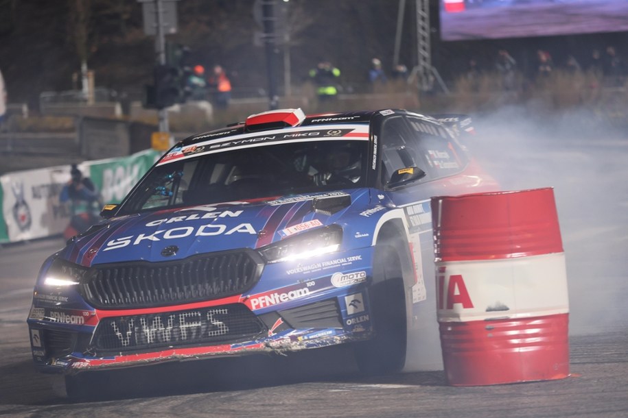 Załoga Miko Marczyk i Szymon Gospodarczyk (Skoda Fabia RS Rally2) na trasie Kryterium Asów na ulicy Karowej, rozgrywanego po zakończeniu 62. Rajdu Barbórka w Warszawie, /	Leszek Szymański   /PAP