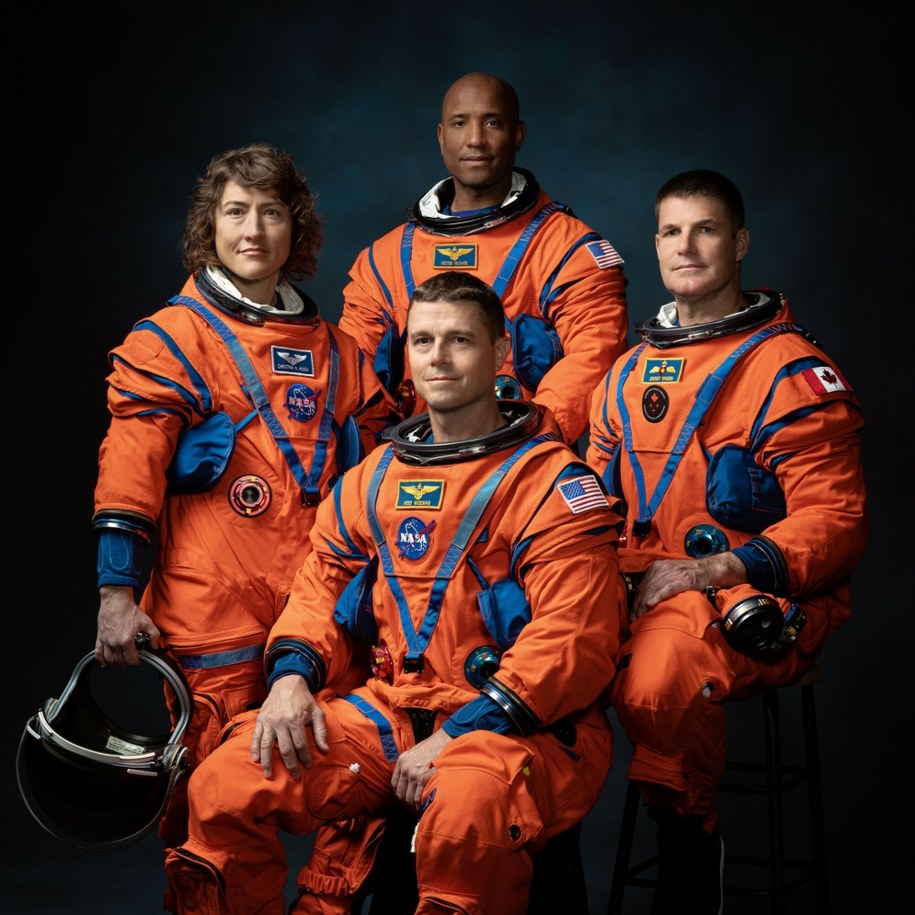 Załoga misji Artemis II. Od lewej: Christina Koch, Victor Glover i Jeremy Hansen. Siedzi: Reid Wiseman. /Josh Valcarcel – NASA – John/Cover Images /East News