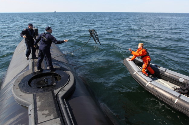Załoga na pokładzie ORP "Sęp" w trakcie próbnej akcji ratownicze /PAP/Piotr Wittman /PAP