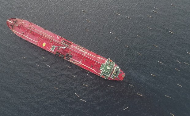 Załoga nadała sygnał SOS przed wejściem do portu. Trwa walka o zapobieżenie katastrofie