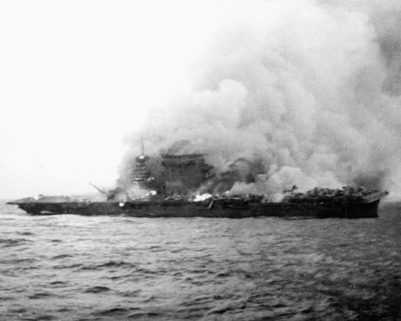 Załoga opuszcza pokład płonącego USS "Lexington" /Wikimedia Commons /INTERIA.PL/materiały prasowe