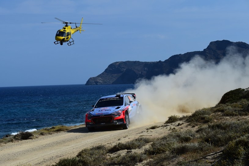 Załoga Thierry Neuville -  Nicolas Gilsoul (Hyundai i20 WRC) na Sardynii /AFP