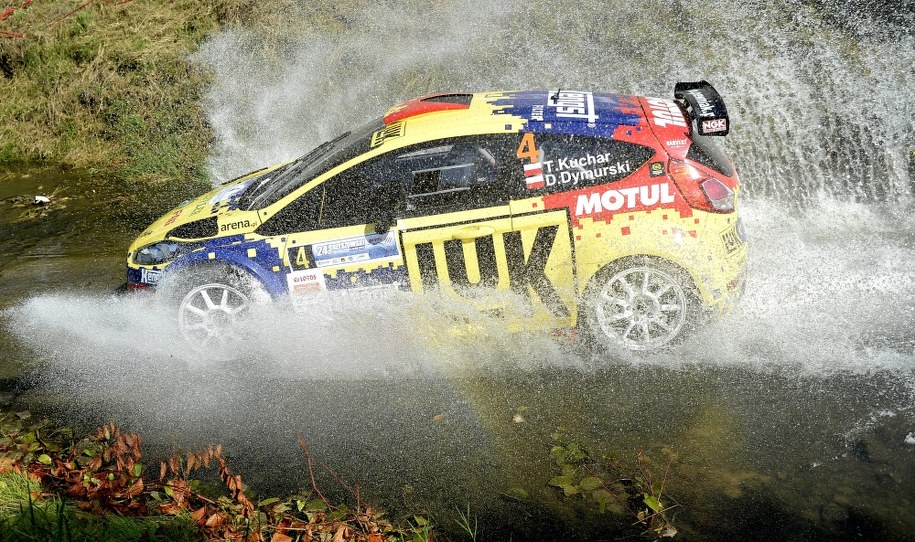 Załoga Tomasz Kuchar i Daniel Dymurski w Fordzie Fiesta R5 na trasie 24. Rajdu Rzeszowskiego w Lubeni, sierpień 2015 /Darek Delmanowicz /PAP
