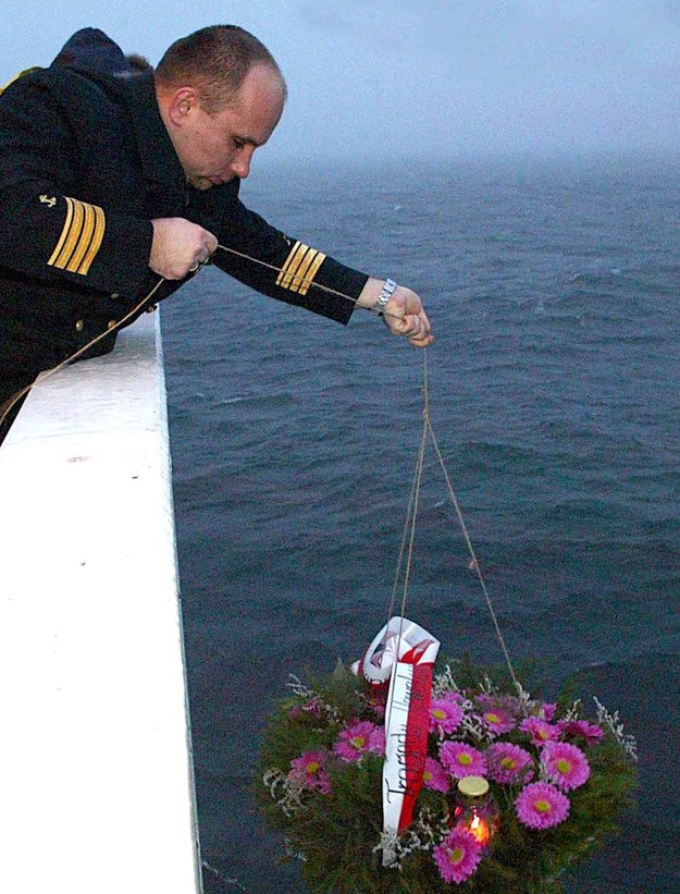 Załogi promów pływających do Ystad, w dzień tragedii "Heweliusza" składają wiązanki na morzu, /Jerzy Undro /PAP