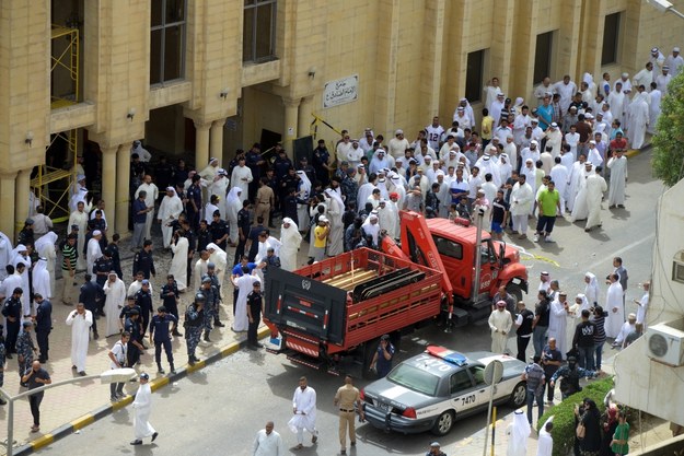Zamach na meczet w Kuwejcie miał miejsce w czasie modłów, które zgromadziły około 2 tysięcy wiernych /Raed Qutena    /PAP/EPA