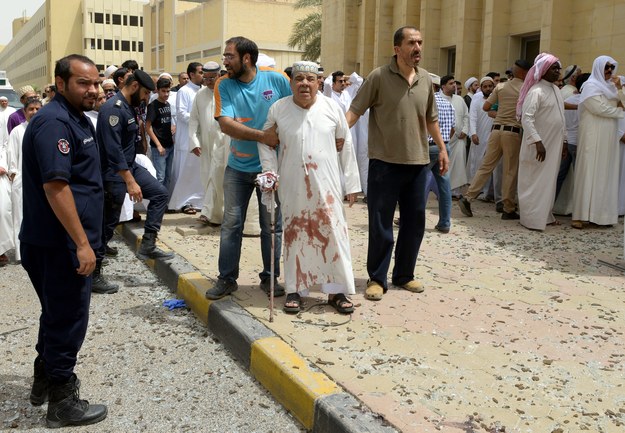 Zamach w Kuwejcie. Na zdjęciu: mężczyzna ranny w ataku /Raed Qutena    /PAP/EPA