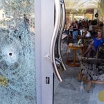 Zamach w Tunezji: Setki zagranicznych turystów przerywają wakacje 