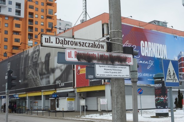 Zamalowane  tablice z nazwą ul. Prezydenta Lecha Kaczyńskiego /Dominik Kulaszewicz /PAP