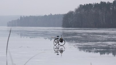 Zamarzły mazurskie jeziora. Lód zbyt cienki, by na niego wchodzić