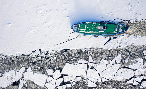 Zamarznięta Odra. Zakaz żeglugi i lodołamacze w akcji