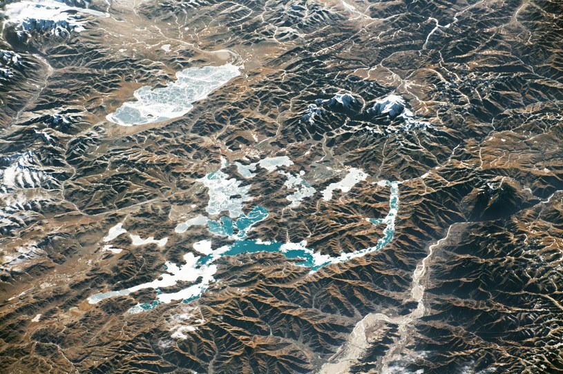 Zamarzniętę jeziora Puma Yumco i Yamdrok na "dachu świata" /NASA Earth Observatory /NASA