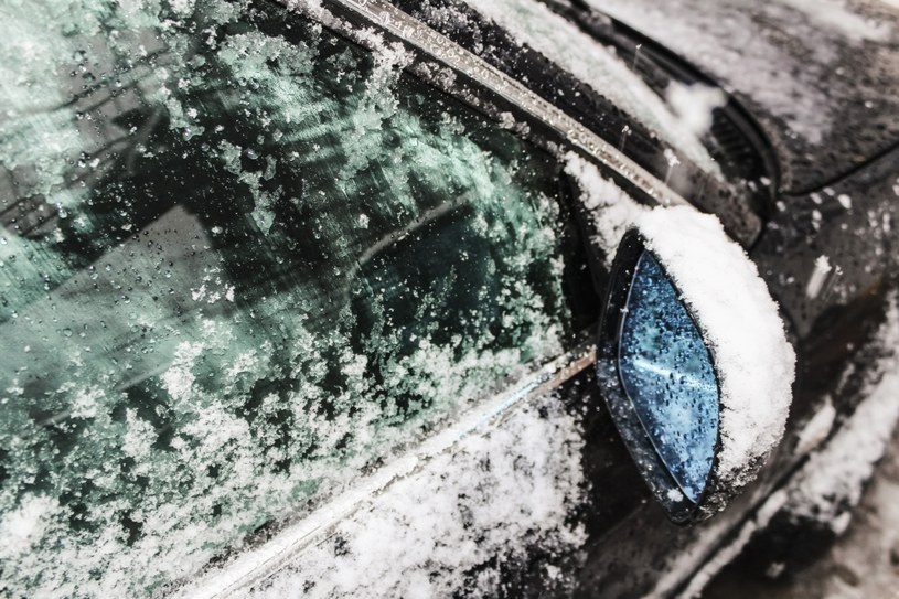 Zamarznięty śnieg na lakierze samochodu to zmora wielu kierowców //123RF/PICSEL /123RF/PICSEL