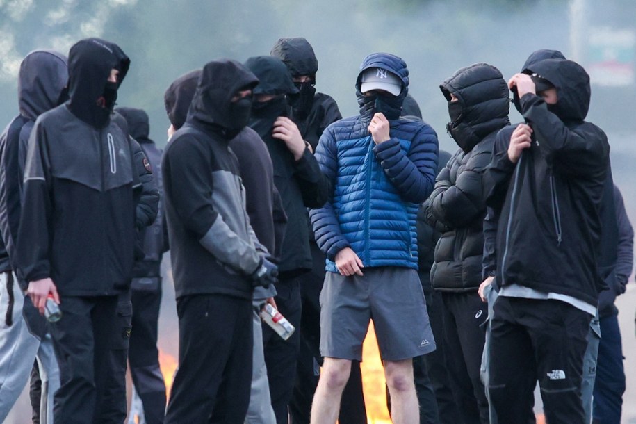 Zamaskowani demonstranci na ulicach Belfastu /PAUL FAITH    /East News
