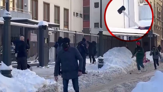 Zamaskowani napastnicy obrzucili ambasadę Finlandii w Moskwie ciężkimi młotami kowalskimi /Телеканал Дождь /Telegram