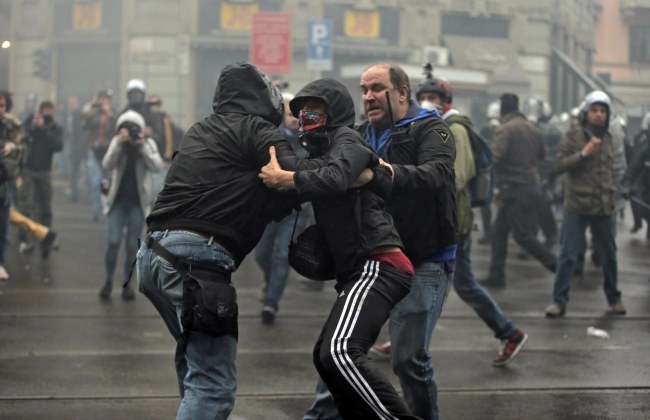Zamaskowani uczestnicy zamieszek /PAP/EPA/MASSIMO PERCOSSI /PAP/EPA
