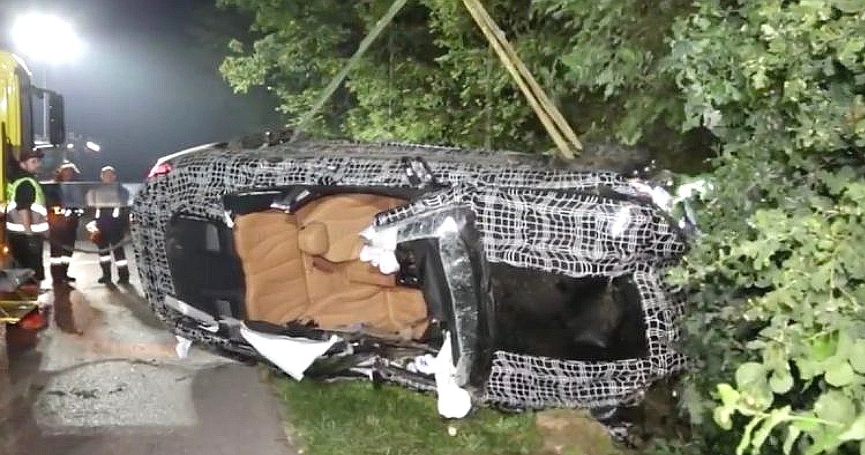 Zamaskowany prototyp najnowszego BMW Serii 8 rozbity. Zginęła pasażerka /Geekweek