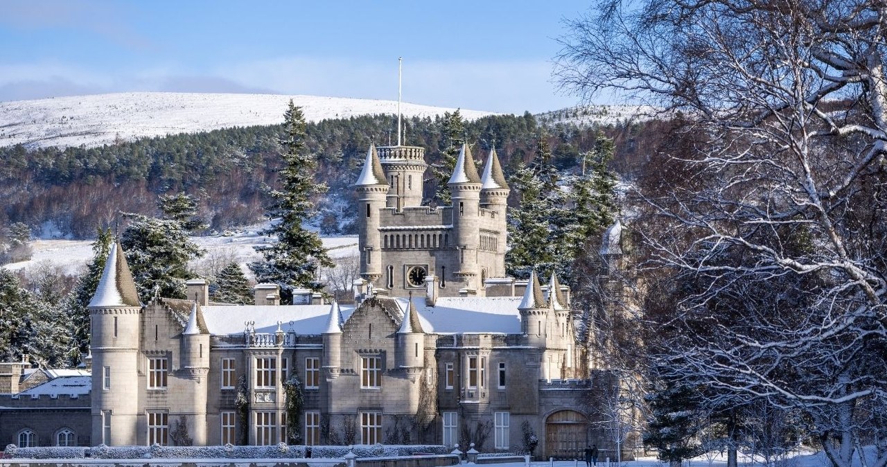 Zamek Balmoral przez lata był schronieniem monarchii, a Karol III otworzył jego wrota /Jane Barlow/PA Images /Agencja FORUM