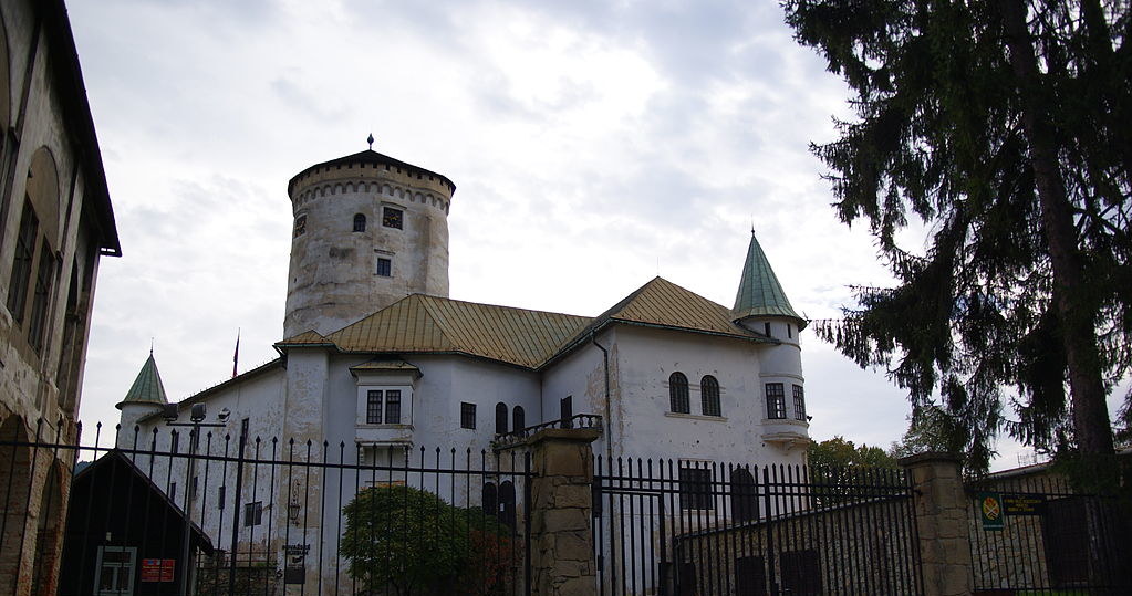 Zamek Budatin, By Bjalek Michal [CC BY-SA 3.0] /