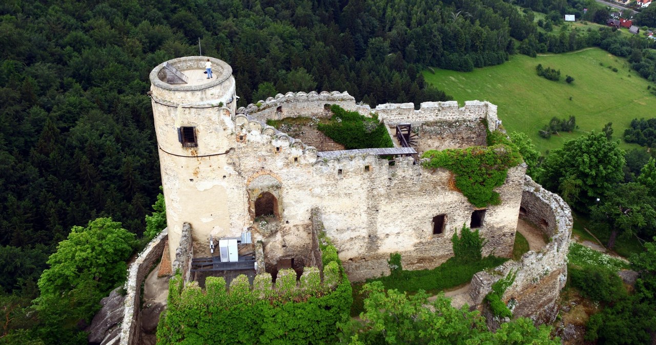 Zamek Chojnik nazywany jest budowlą nie do zdobycia. Mieści się na wniesieniu o wysokości 627 metrów n.p.m /East News