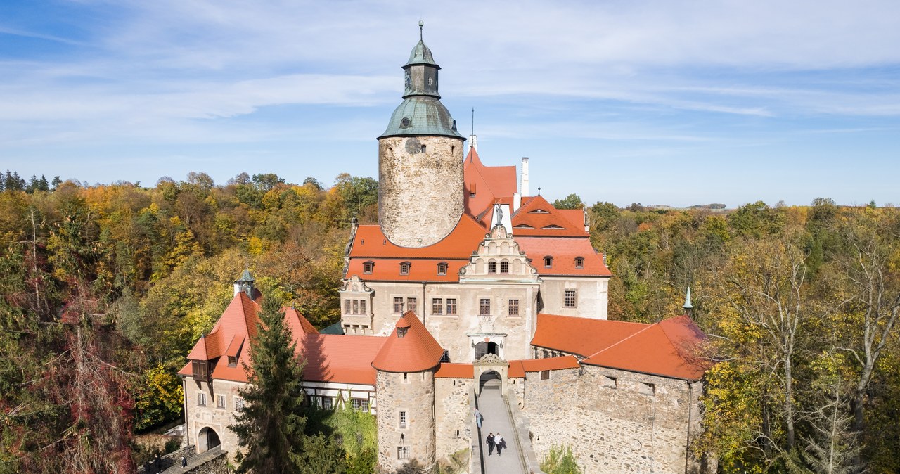 Zamek Czocha położony jest na granitowej skale nad Jeziorem Leśniańskim. /East News