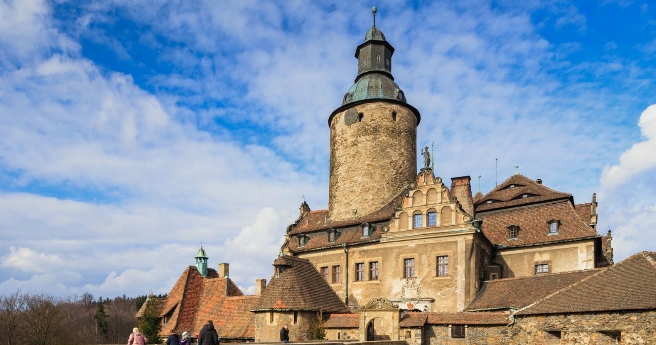 Zamek Czocha zimą prezentuje się jeszcze bardziej tajemniczo niż latem. /ADAM LAWNIK /East News