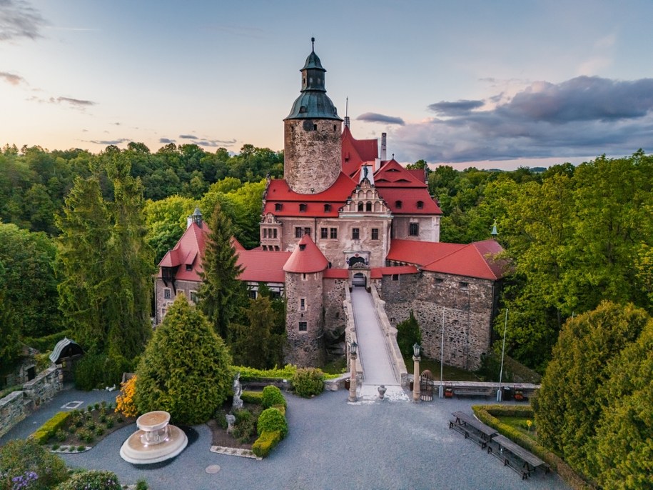 Zamek Czocha znajduje się w okolicy miasteczka Leśna, króluje nad jeziorem Leśniańskim, w dolinie rzeki Kwisy /Maciej Chyra /materiały promocyjne